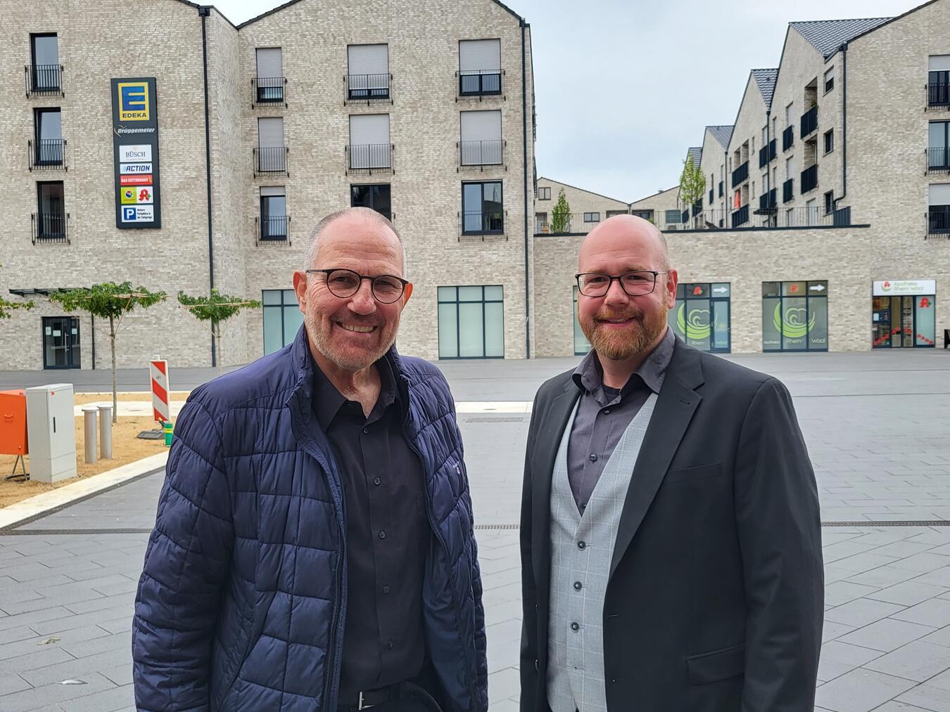„Hier müssen wir nachbessern“, sagen Joachim Sigmund (l.) und Christopher Papendorf von der BGE über den Neumarkt. NN-Foto: MB
