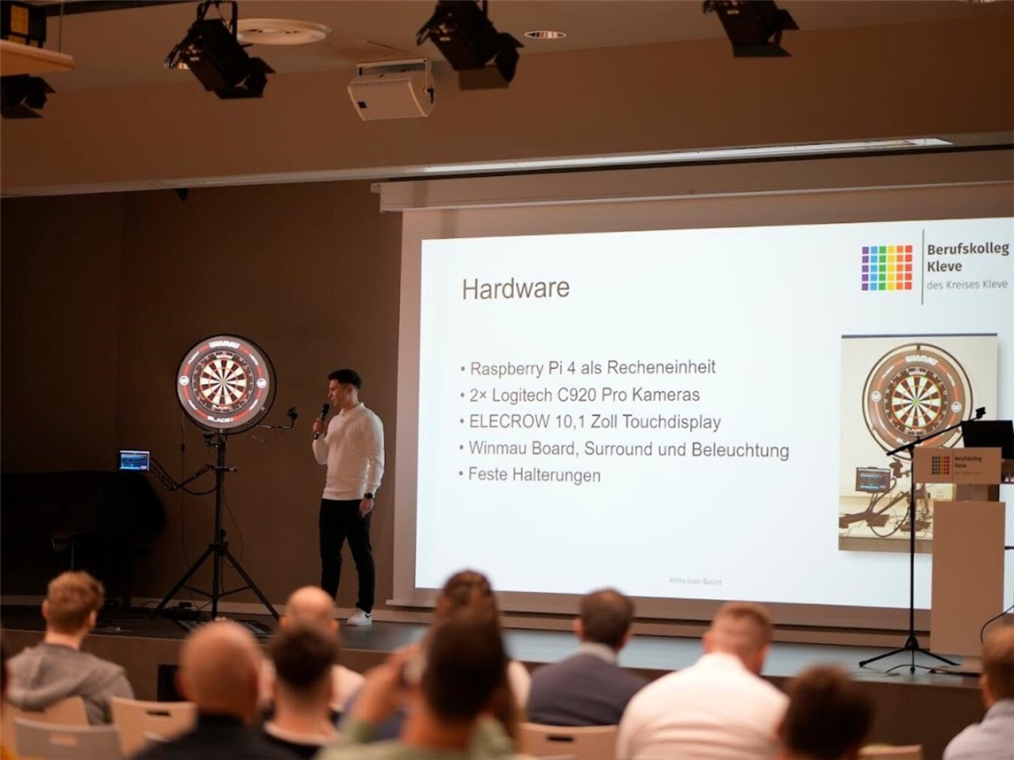 Hier präsentiert Attila Balint die „DartApp“ – Ein intelligentes Erkennungssystem mit Kamera und mobiler App fürs smarte, faire Spiel. Foto: Berufskolleg Kleve