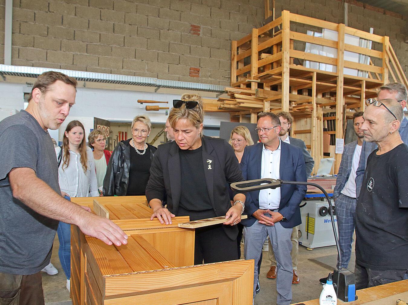 Hier schaute sich die Ministerin auch die Rekonstruktion eines antiken Möbelstücks an. NN-Fotos: Theo Leie