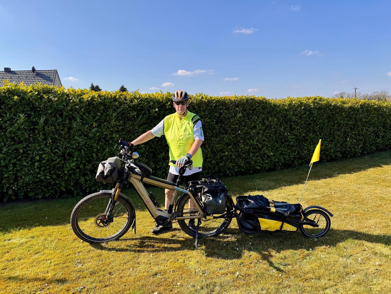 Hier steht Thomas Hommen noch mit seinem Fahrrad samt Anhänger in Alpen. Bald geht für es ihn los in Richtung Süden. Foto: privat