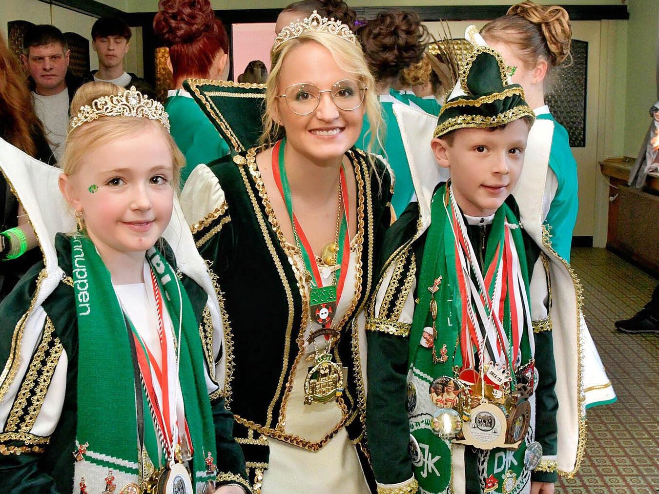 Hier trifft sie auch das Appeldorner Kinderprinzenpaar, Prinzessin Mila I. und Nils I., und nutzt die Gelegenheit für eine Erinnerung an die gemeinsame Session. NN-Foto: Rüdiger Dehnen