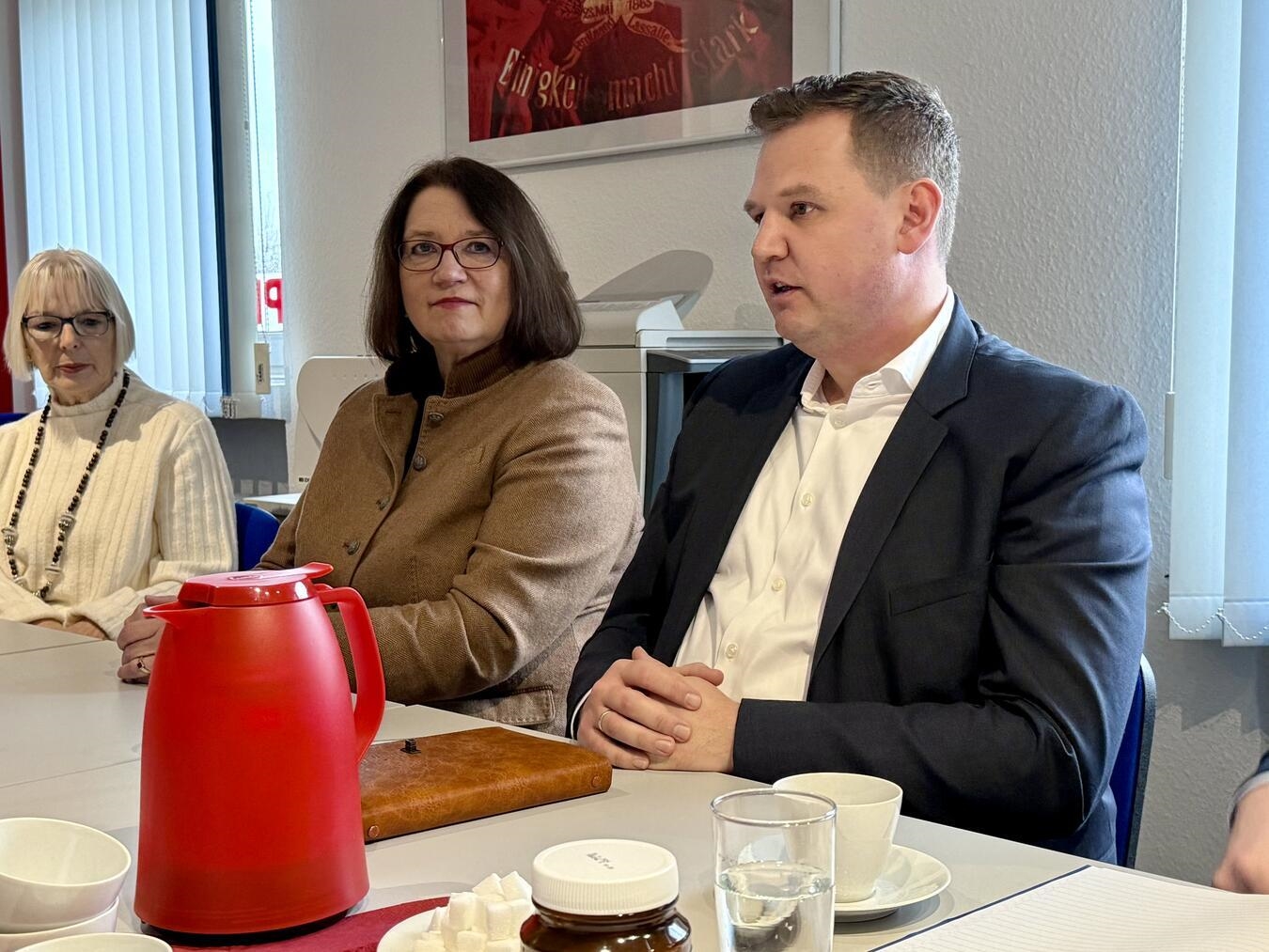 Hier wurde Rainer Benien (r.) im Januar 2025 als Bürgermeisterkandidat der SPD vorgestellt. Neben ihm sitzt Amtsvorgängerin Ulrike Westkamp. NN-Archivfoto: Sabrina Peters