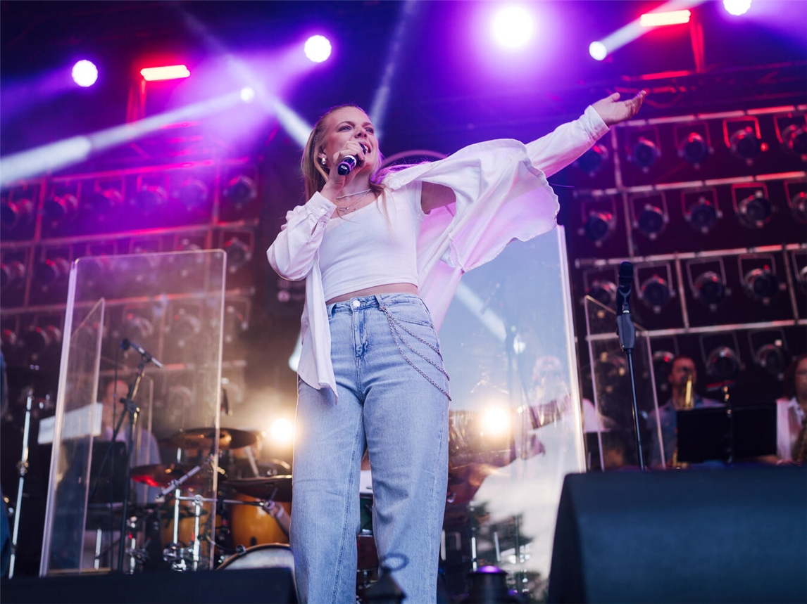 "High Fidelity Band live auf der Bühne beim Stroelse Sommer Festival, Eröffnungstag. Foto von Luisa Walleneit."