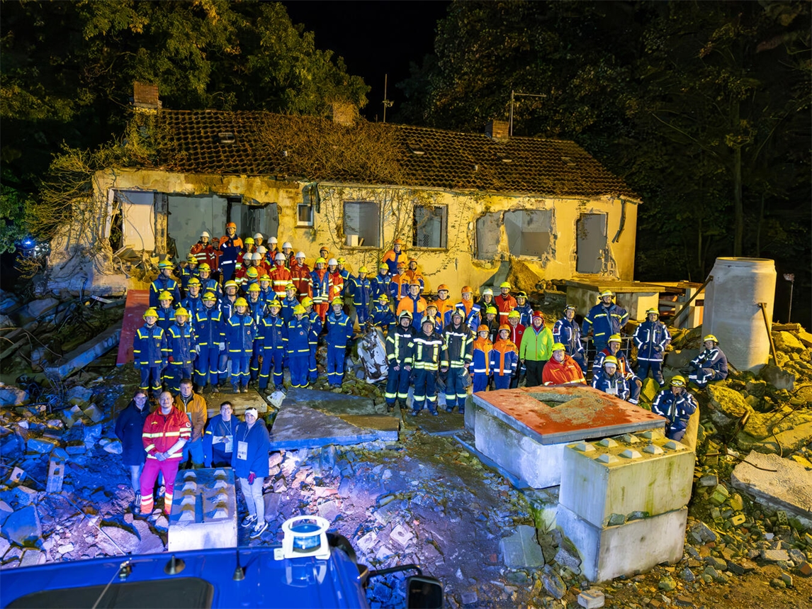 "Abendübung auf Trainingsbase Weeze bei Sonnenuntergang, Feuerwehrfahrzeuge und Einsatzkräfte in Aktion"