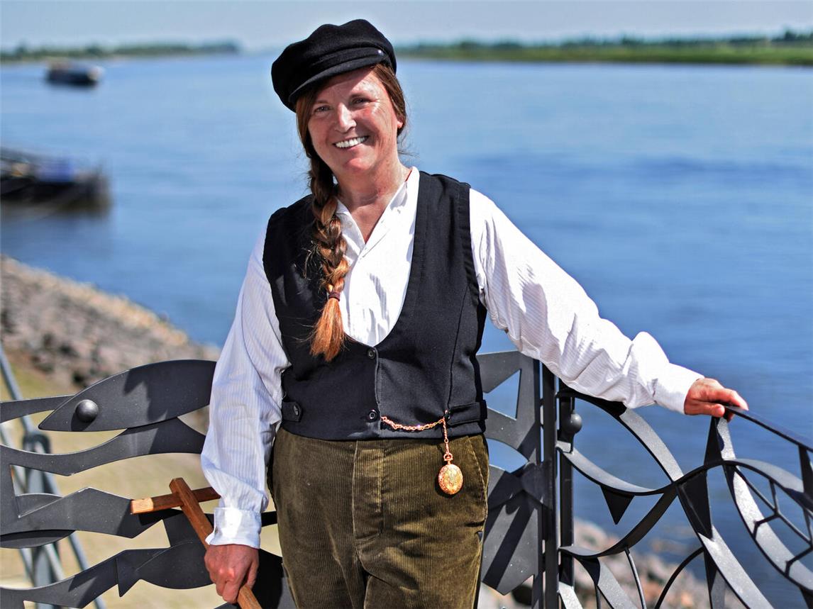 Hildegard Liebeton führt als Fährfrau Marieken durch Emmerich. Foto: mvo