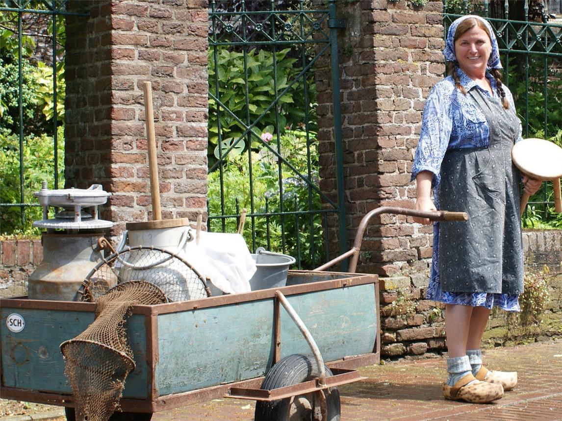 Hildegard Liebeton schlüpft in die Rolle der Melkerin Änneke Schenk. Foto: WTM