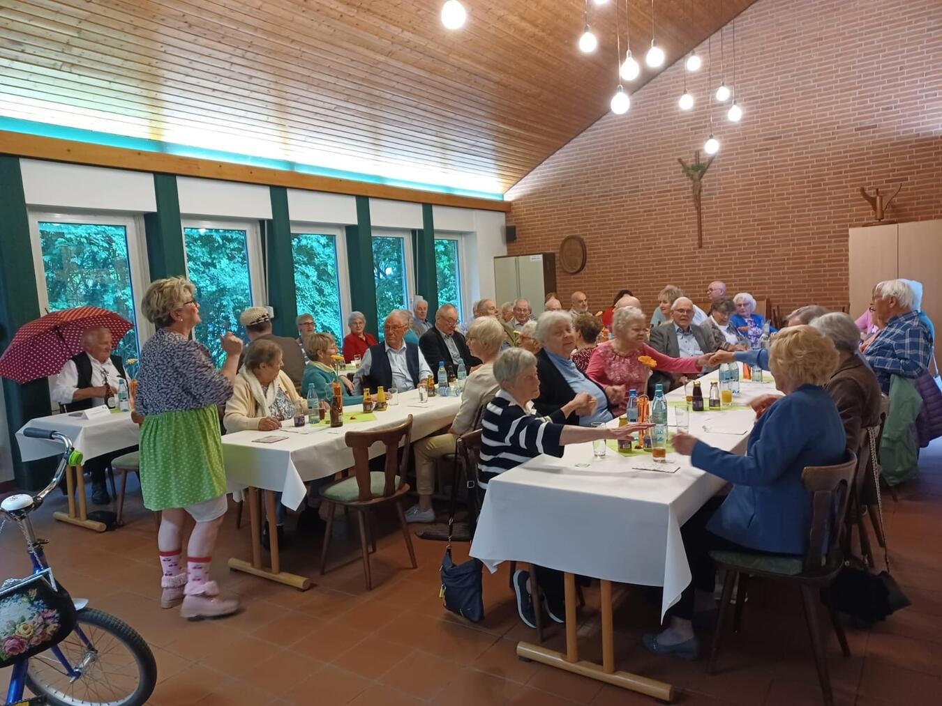 "Hilla Heien begeistert Publikum mit inspirierendem Vortrag, lächelnd auf der Bühne, Event Atmosphäre"