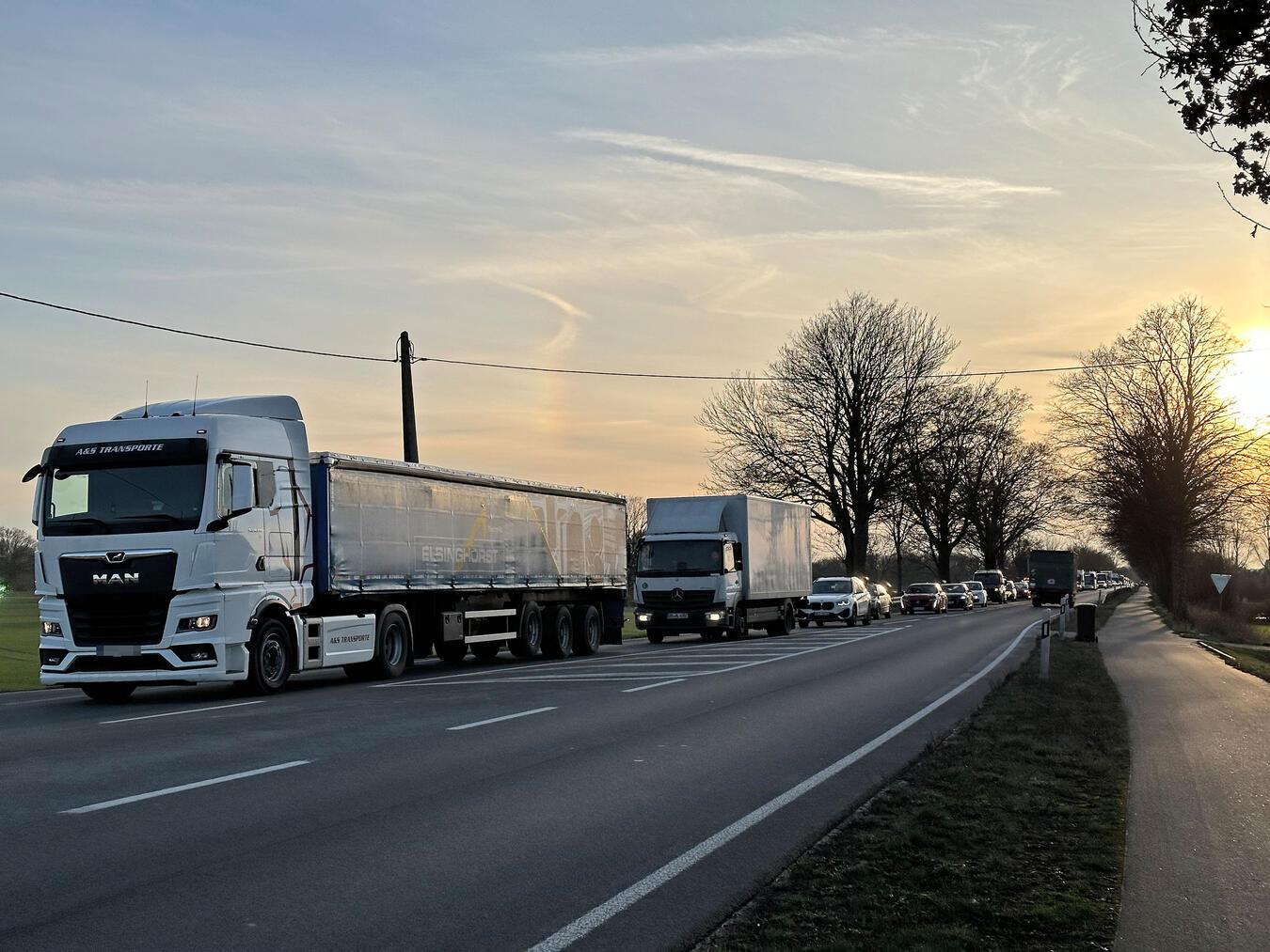 Hinter den Traktoren und LKW, deren Fahrer ebenfalls den Protest unterstützten, staute sich der Verkehr.