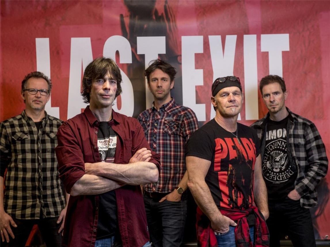 "Fünf Musiker von Last Exit vor Backdrop, inspiriert von Grunge aus Seattle, darunter Ewald Schut und Paul Waagmeester."