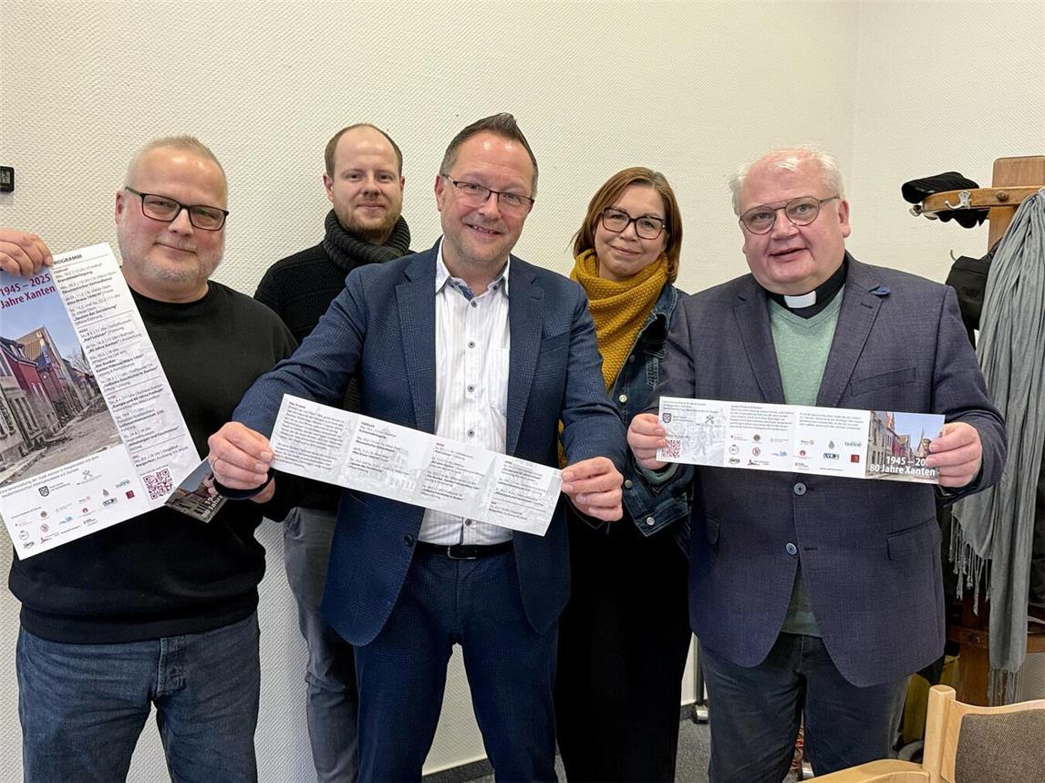 Historiker Ralph Trost, Stadtarchivar Lukas Petzold, Bürgermeister Thomas Görtz, Pfarrerin Simone Drensler und Propst Stefan Notz (v.l.) stellten das Programm zu „80 Jahre Xanten“ vor. NN-Foto: SP