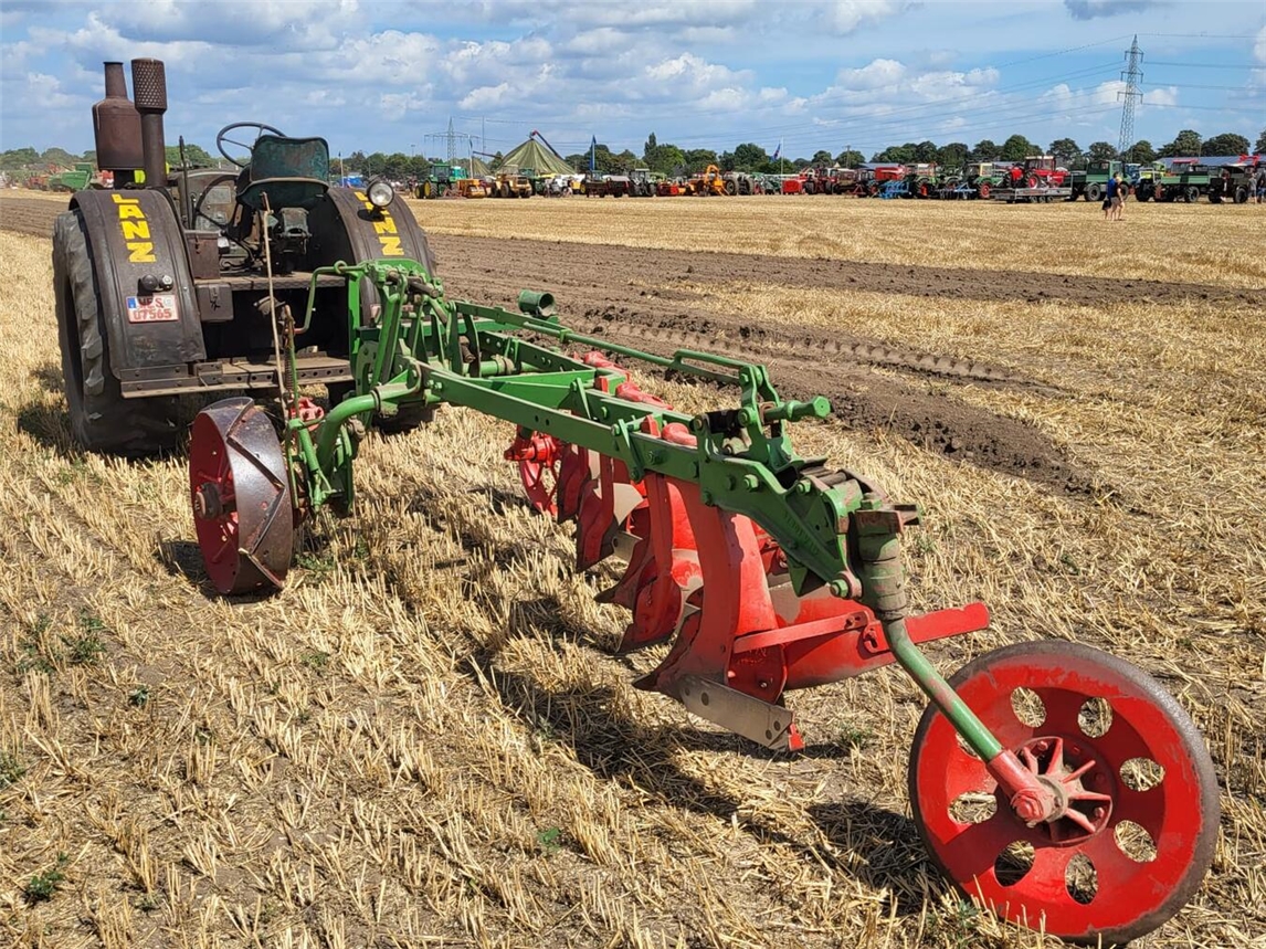 "Oldtimer-Traktoren-Treffen: Historische Landmaschinen auf grüner Wiese"