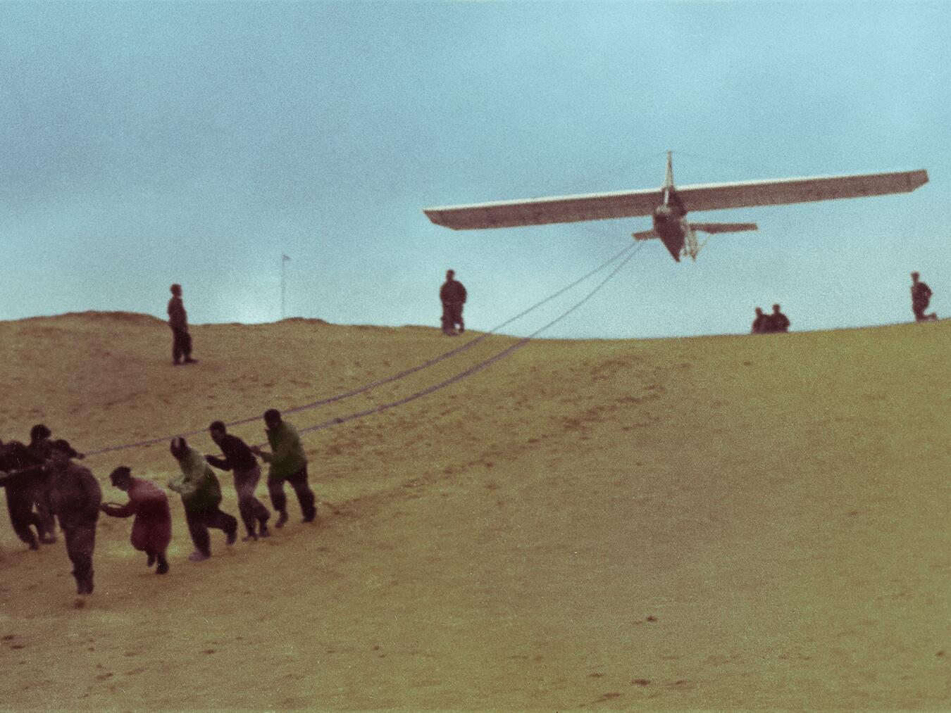 Zeitzeugen erinnern sich an die Jahre 1939 bis 1945 Hitlerjugend bei Gleitflugübungen in den Wisseler Dünen, um 1939. Foto: Sammlung Clemens Reinders