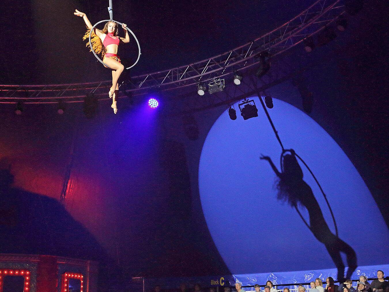 Verblüffende Artistik im Xantener Weihnachtscircus Hoch hinaus geht es in diesem Jahr nicht nur für diese Artistin. NN-Fotos: Theo Leie
