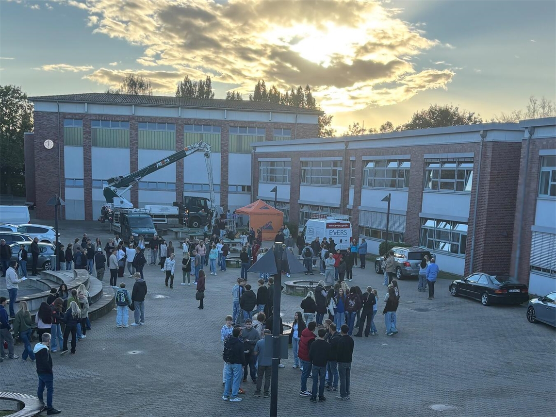"Jugendliche auf Hubwagen über Schulgebäude, Dachdeckerstand, Karl Kisters Realschule"