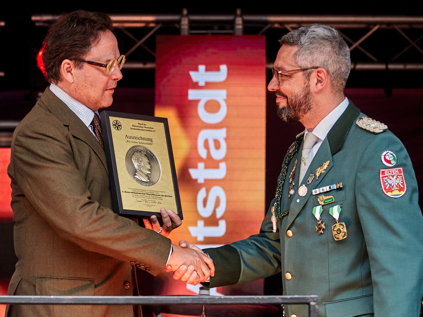 Hochmeister Dr. Emanuel Fürst zu Salm Salm (l.) und Eltens stellvertretender Brudermeister René Bolk (r.). Foto: Tobias Herbst