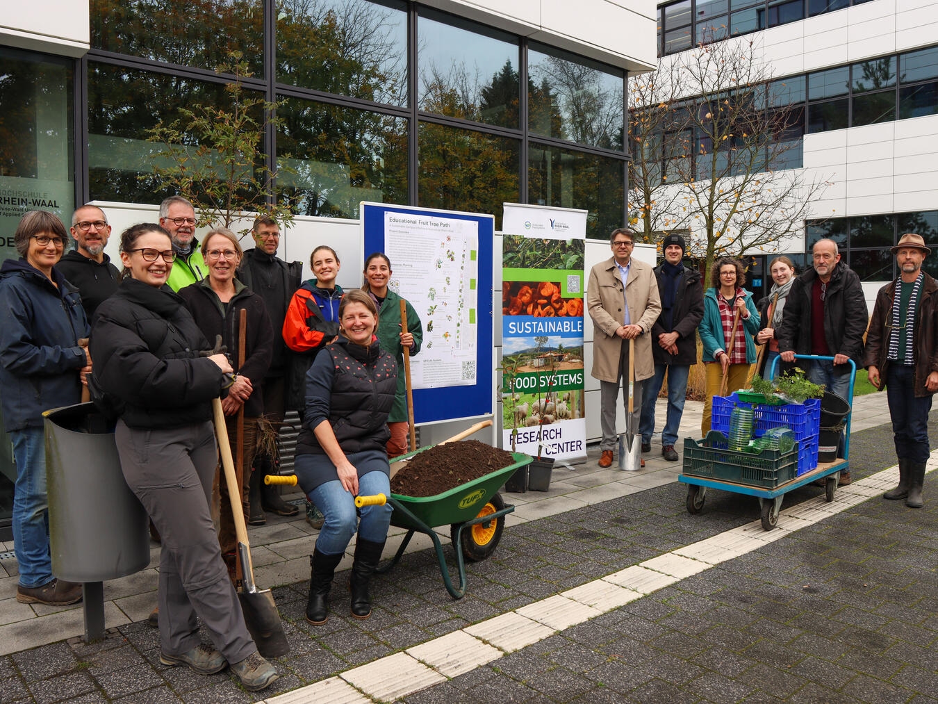 Hochschulpräsident Professor Dr. Oliver Locker-Grütjen, Mitglieder aus dem Forschungsschwerpunkt ‚Sustainable Food Systems‘ sowie der Fakultät Life Sciences haben bei einer Pflanzaktion gemeinsam einen lebendigen Lern- und Erlebnisort für Studierende und Lehrende im Rahmen des Projekts ‚Greening the Campus‘ zur Etablierung des ‚Educational Fruit Tree Path – Zukunftsobstlehrpfad‘ geschaffen. Foto: HienDo/HSRW