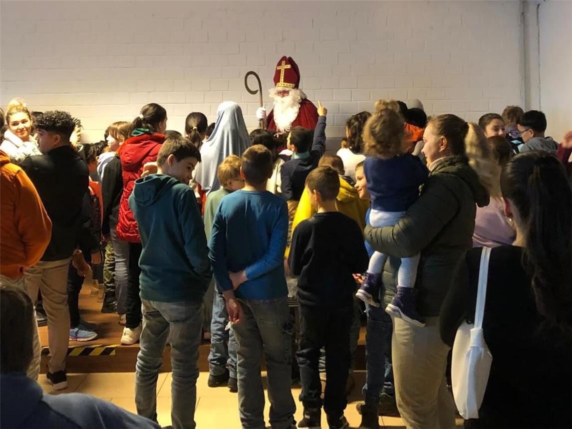 Höhepunkt der Veranstaltung – vor allem für die kleinen Besucher und Besucherinnen – war natürlich der Besuch des Nikolauses. Er hatte 150 Nikolaustüten im Gepäck, die die Pfarrcaritas gespendet hatte. Foto: Caritas