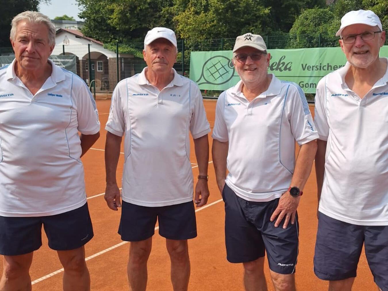 Weiter geht‘s im Viertelfinale Hoffen auf gute Spiele (v.l.): Ludger Wulle, Jörg Streuff, Josef Bong und Manfred Holtermann. Foto: TC Kellen