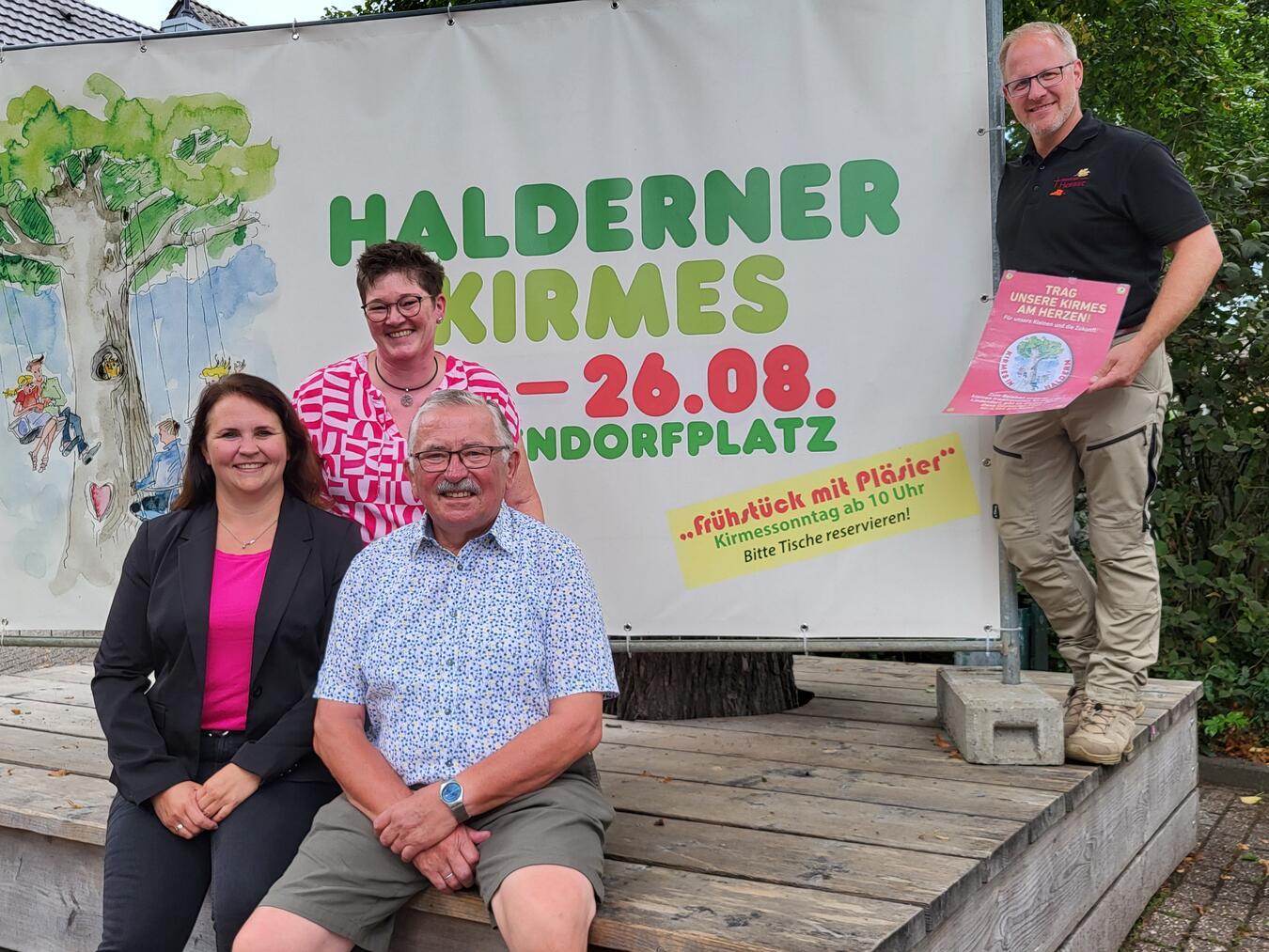 Dorfkirmes in Haldern auf dem Lindendorfplatz Hoffen auf viele Besucher bei der Halderner Dorfkirmes: (v. l.) Pia Oostendorp, Kerstin Tebbe-Tenhagen, Theo Kersting und Sebastian Herbst. NN-Foto: MB