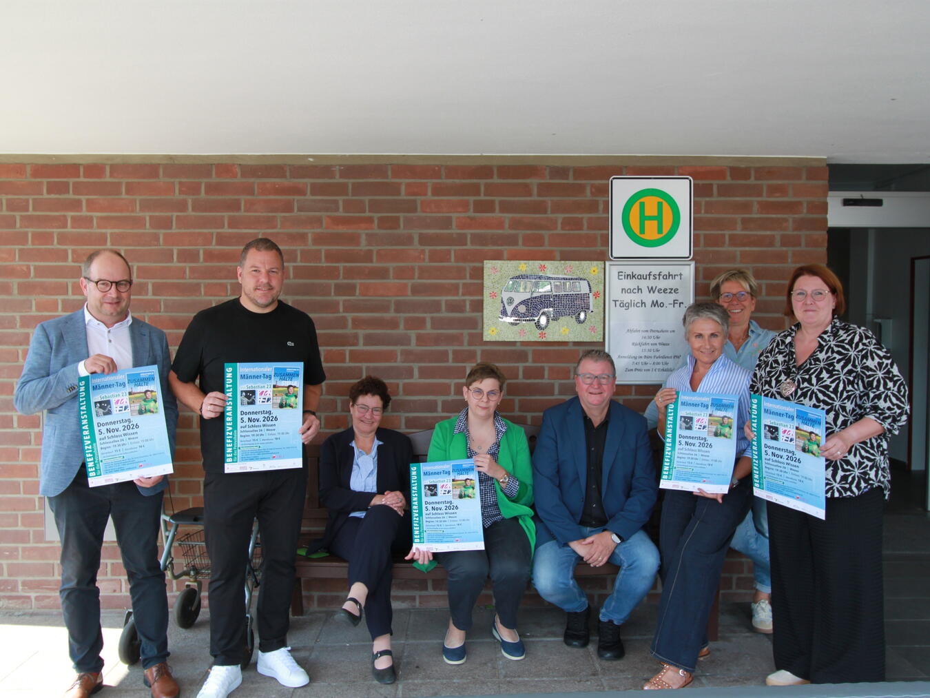 Gruppenfoto von Förderern und Organisatoren eines Gemeinde-Events in Weeze, darunter Bürgermeister Georg Koenen und lokale Sponsoren.