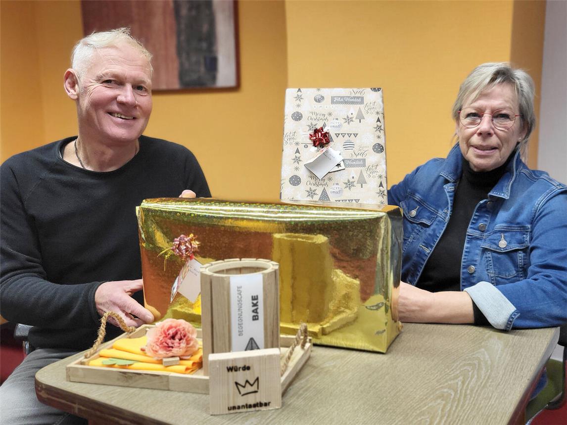 Hoffen auf viele Geschenke: Ehrenamtskoordinator Malcolm Lichtenberger und Andrea Schaffeld. NN-Foto: MB
