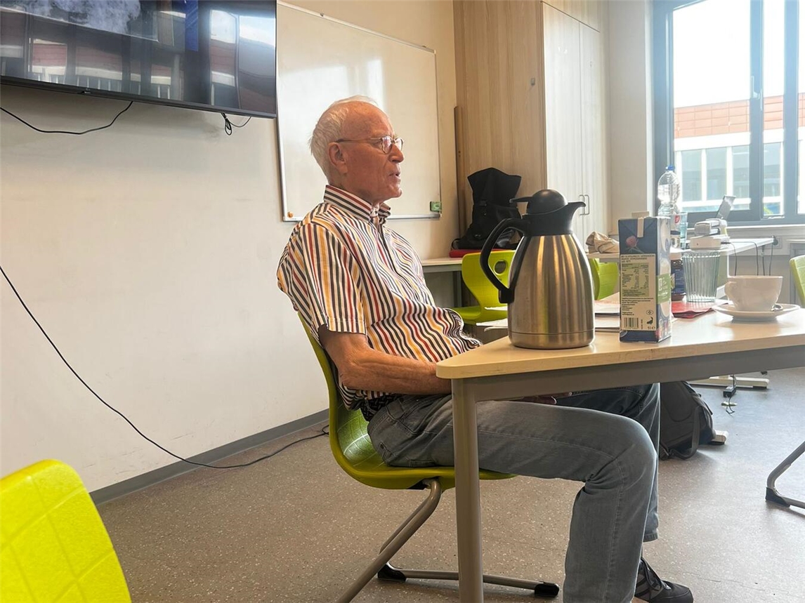 "Holocaust-Überlebender Thomas Gabelin spricht vor Schülern der Gesamtschule Geldern über seine Lebensgeschichte."