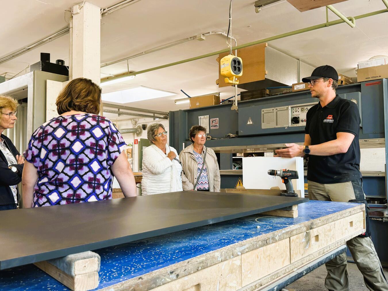 Holz und 100 Jahre – Christoph Janssen (r.) führte durch den Bienener Familienbetrieb. Foto: Stadt Rees