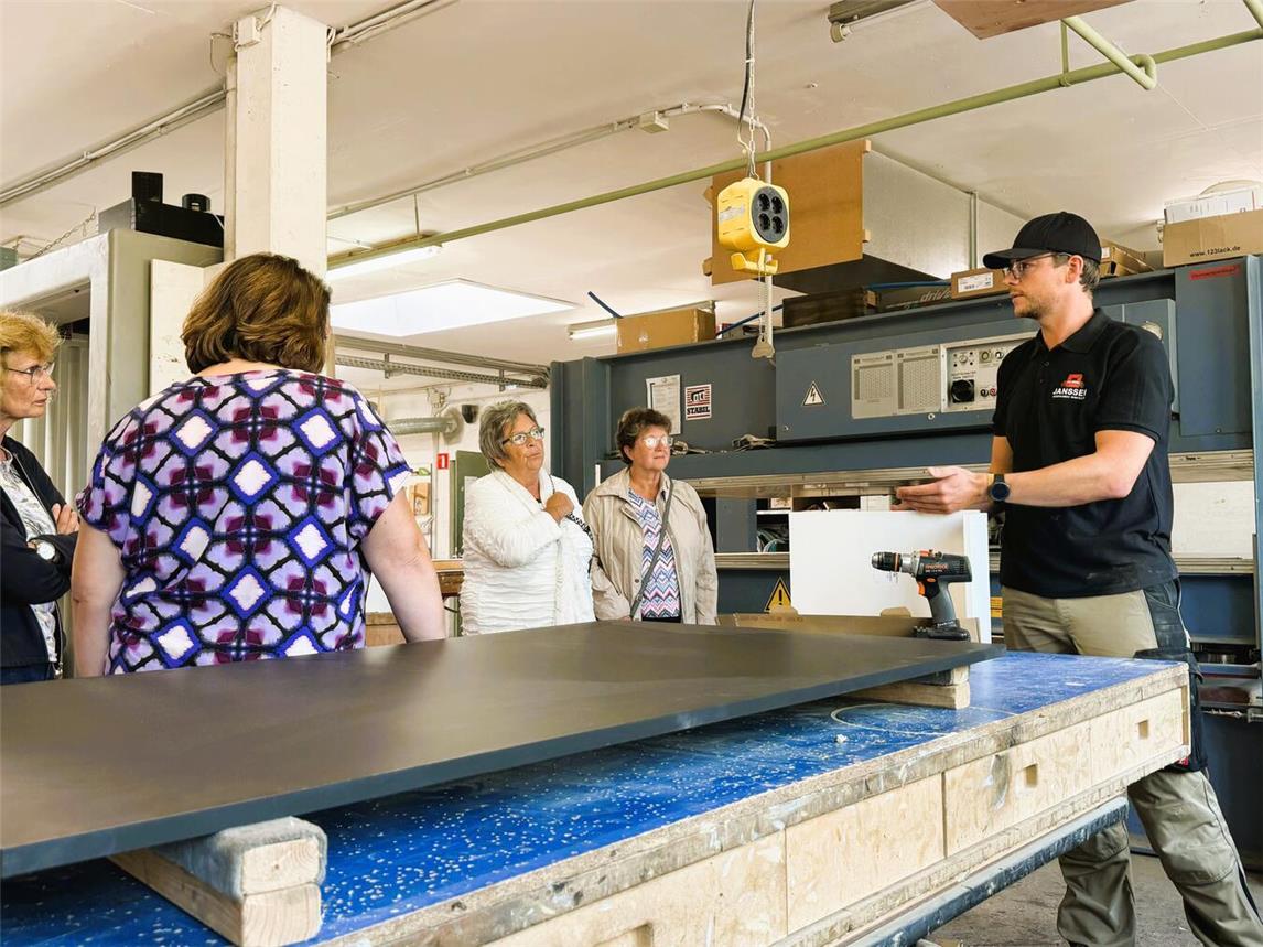 Holz und 100 Jahre – Christoph Janssen (r.) führte durch den Bienener Familienbetrieb. Foto: Stadt Rees