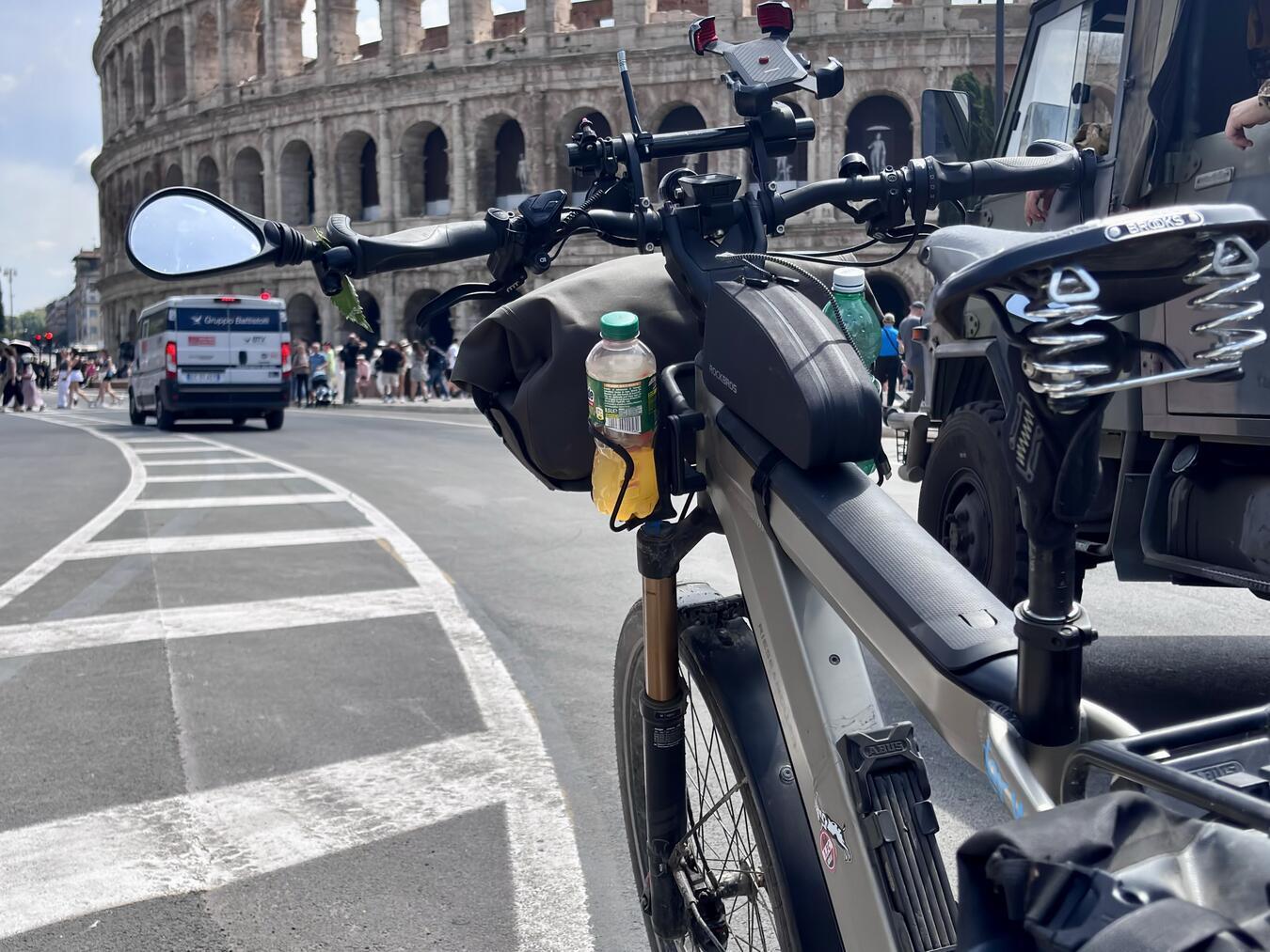 Eine Rundreise mit dem E-Bike durch Italien: „Pazzo“ und Herzlichkeit Hommens E-Bike vor dem Kolosseum in Rom. Foto: Hommen