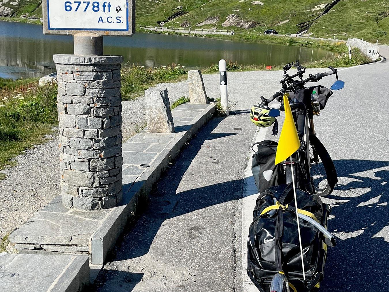 Hommens Fahrrad am San-Bernardino-Pass.