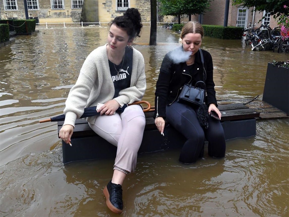 "Hochwasser in urbanem Gebiet, überschwemmte Straßen und Gebäude, Naturkatastrophe, Foto von Marcel van den Bergh"
