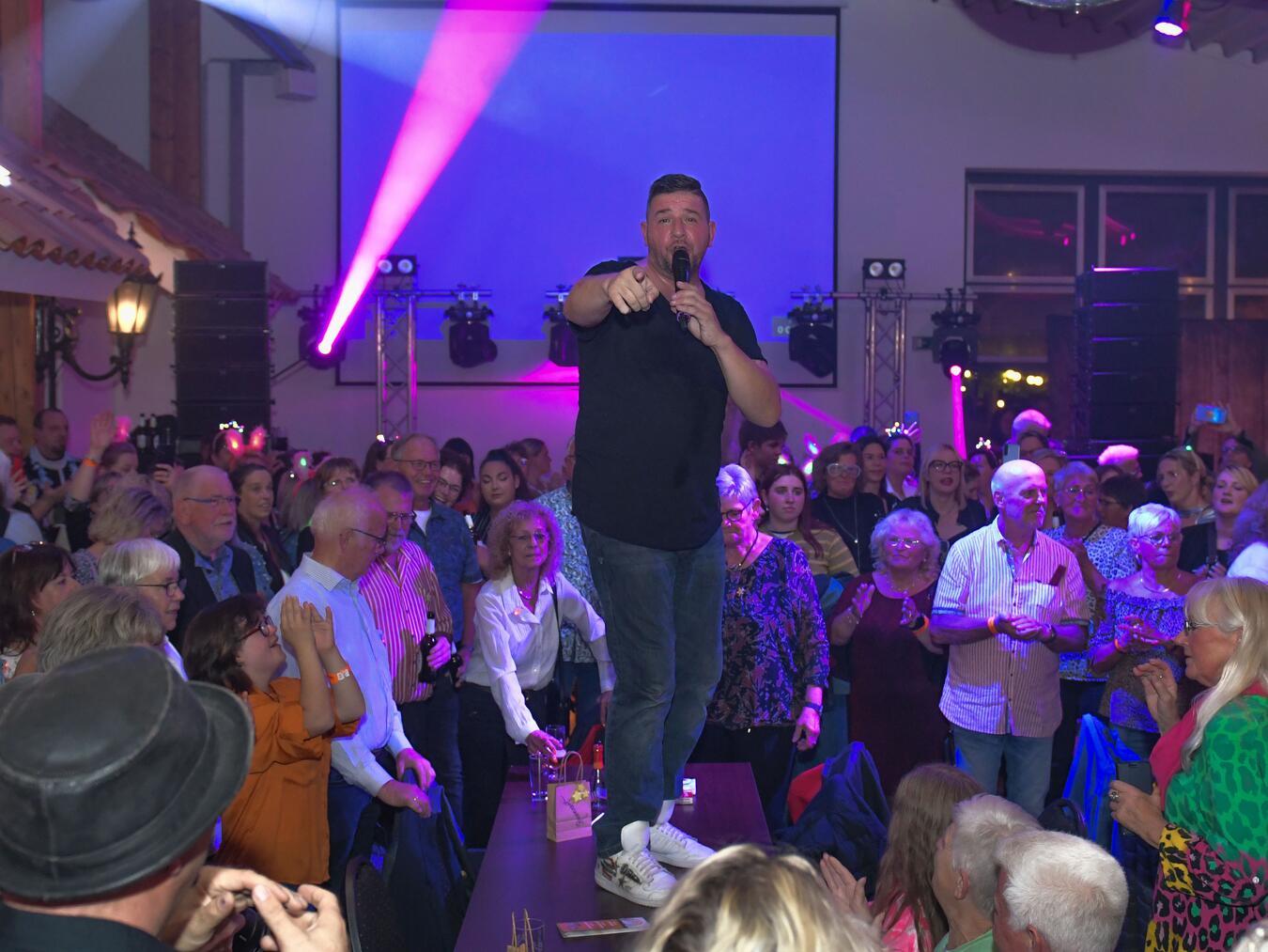 Horst Krefelder weiß sein Publikum zu begeistern, wie hier bei der Schlagerparty von „Goch hilft“ im vergangenen Jahr.NN-Foto: Archiv/Gerhard Seybert