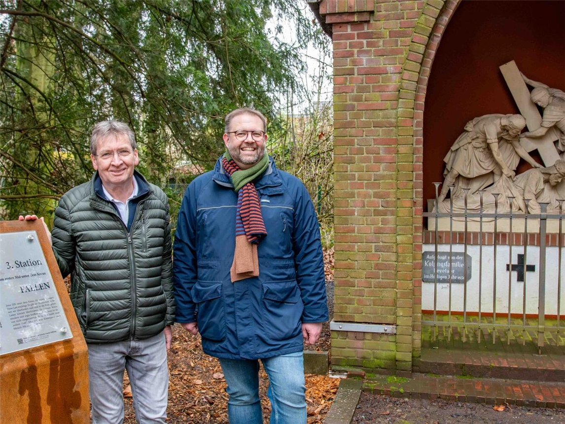 Hubert Lemken (links) und Bastian Rütten laden dazu ein, die neuen Stelen entlang des Kevelaerer Kreuzweges zu entdecken.Foto: Bischöfliche Pressestelle / Christian Breuer