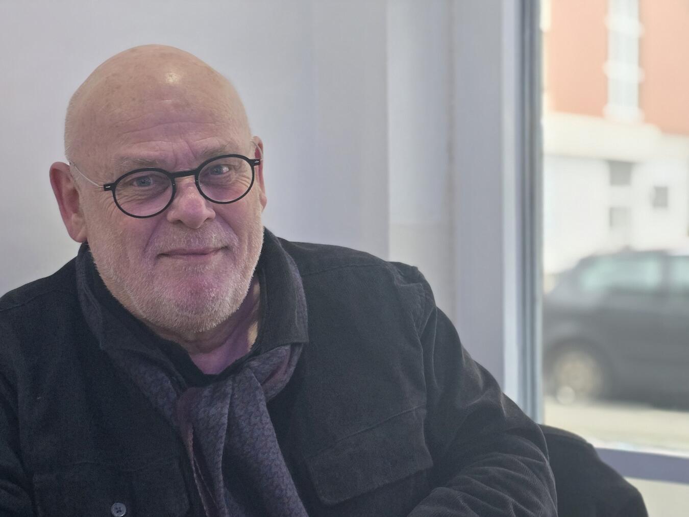 Hubert Wanders stellt das Buch von Lea Ypi vor. NN-Foto: HF