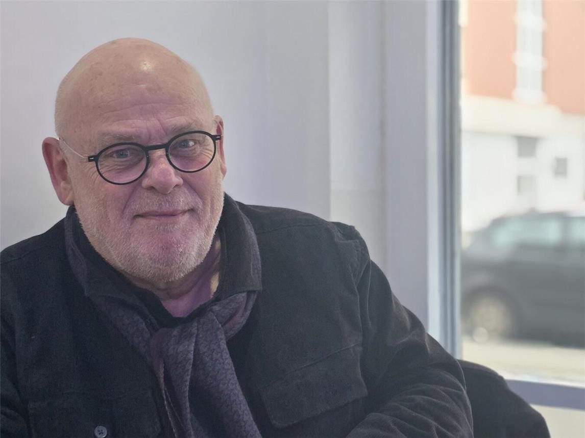 Hubert Wanders stellt das Buch von Lea Ypi vor. NN-Foto: HF