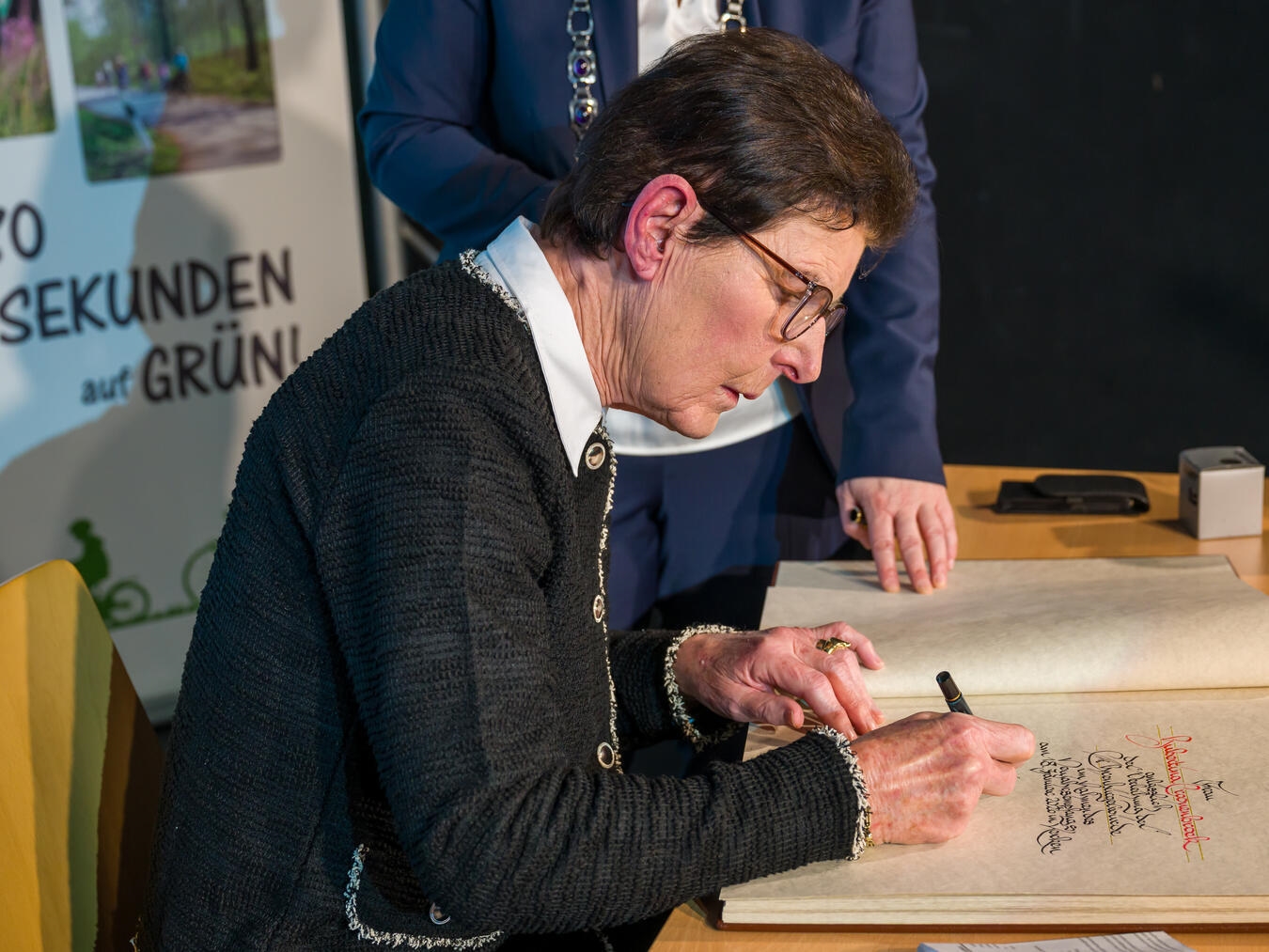 Hubertina Croonenbroek trug sich in das Goldene Buch der Gemeinde Kerken ein.