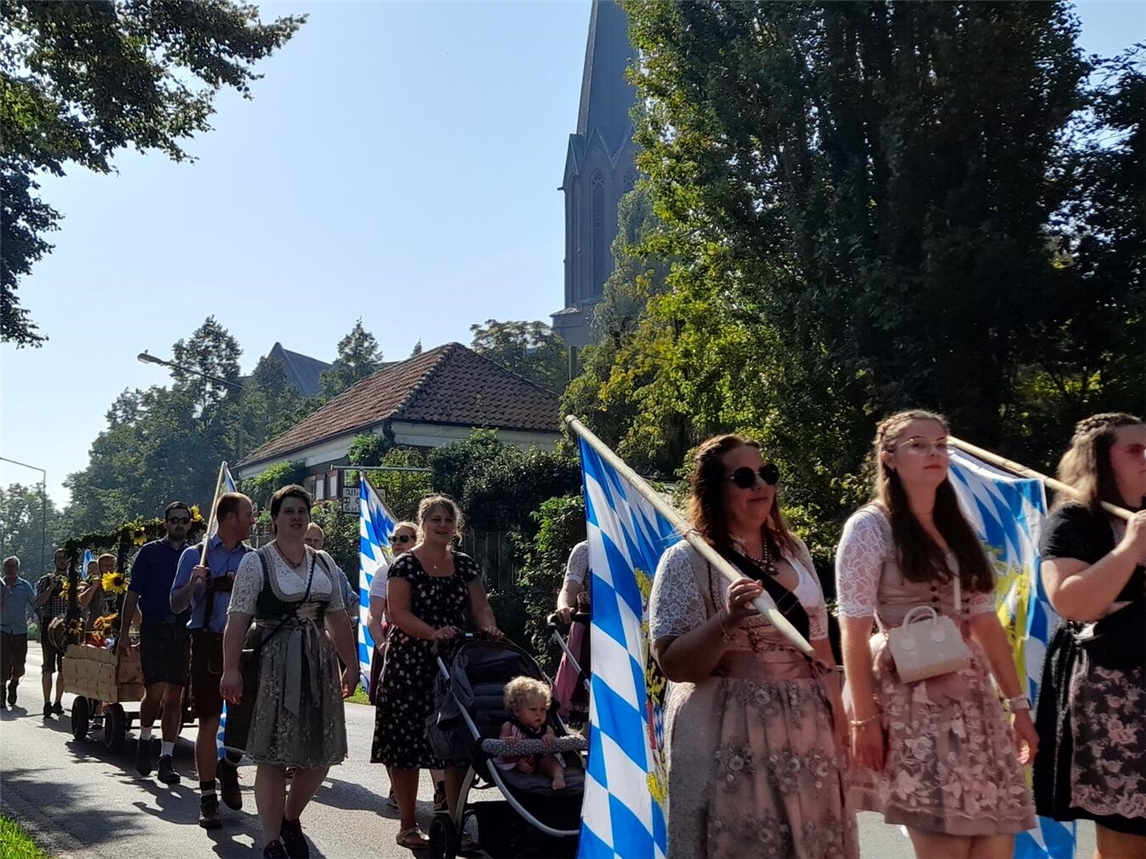 Hüthum erstrahlt in blau und weiß zum Bayrischen Dorffest am 14. September – es ist der dritte Tag des großen Festwochenendes im Herbst. Foto: privat