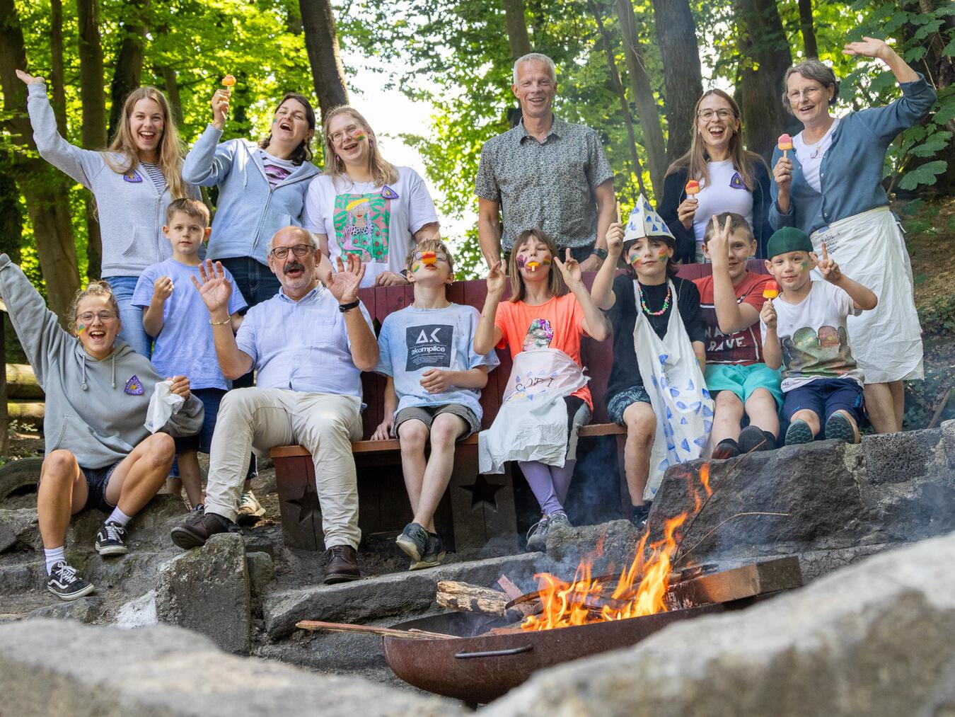 Hüttenbau, Kochen, Feuermachen: Im vergangenen Sommer besuchten Bürgermeister Wolfgang Gebing und Kämmerer Klaus Keysers die Inklusivmaßnahme Robi-Plus. Foto: Stadt Kleve