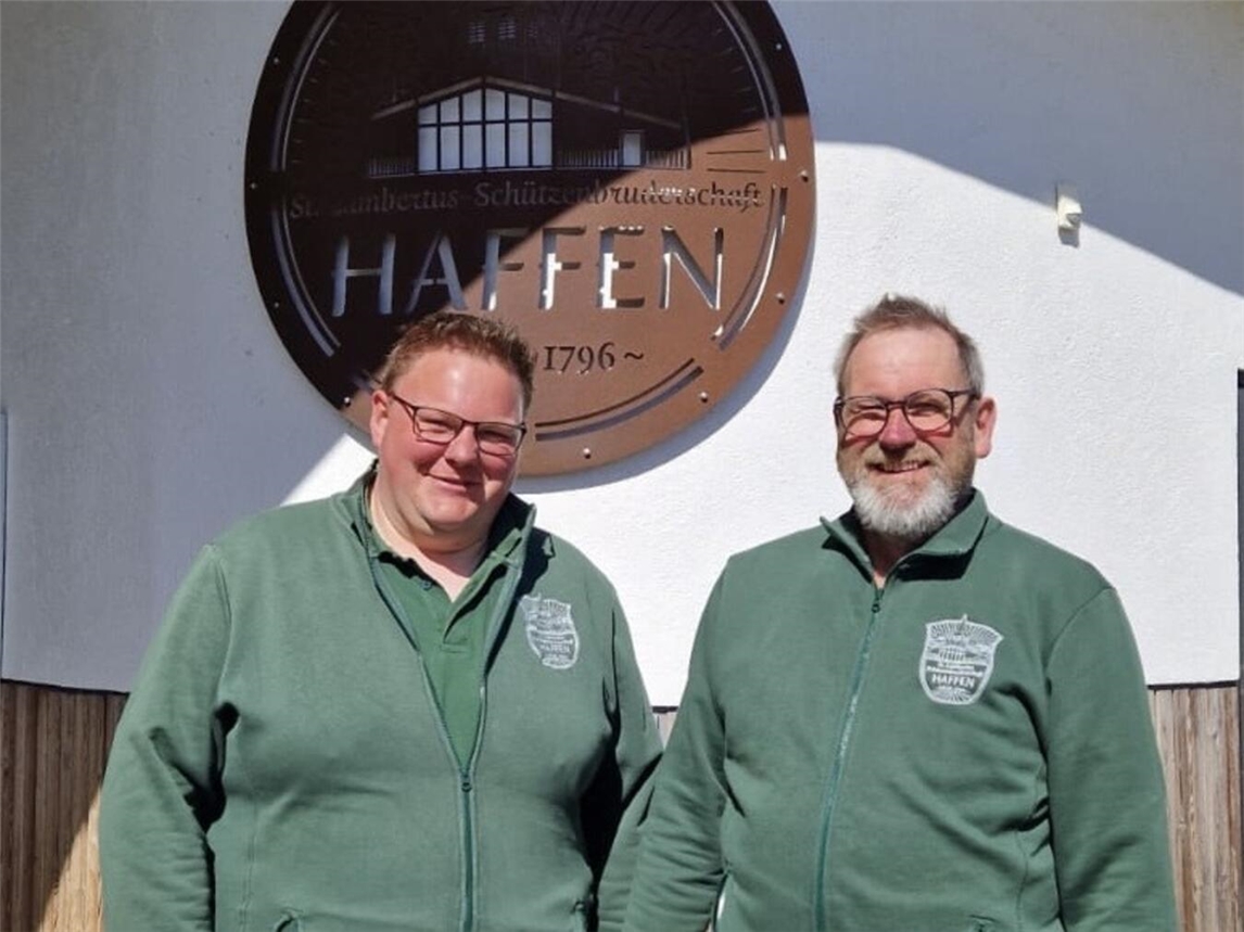 "Hugo van Bebber und Nachfolger Sebastian Liedmann bei den Haffener Schützen, lächelnd und in traditioneller Uniform."