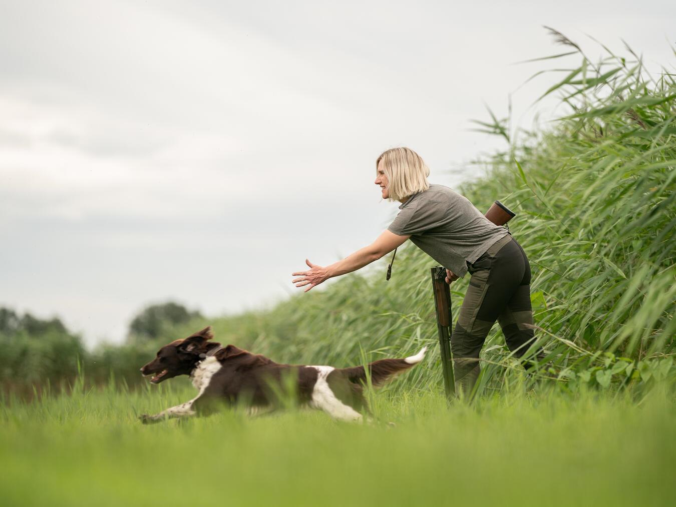Hundeführerin Anne Geuyen und ihr Hund Naika sind ein eingespieltes Team. Foto: Michael Rögels