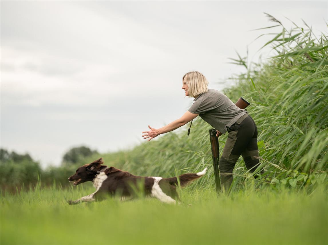 Hundeführerin Anne Geuyen und ihr Hund Naika sind ein eingespieltes Team. Foto: Michael Rögels