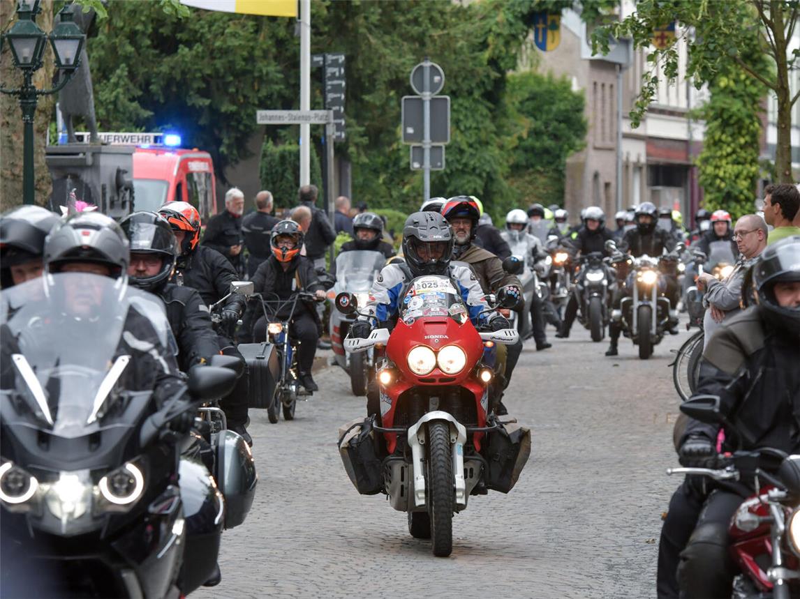 Hunderte Motorradfahrer mit ihren Maschinen werden auch in diesem Jahr wieder am Gnadenbild auf dem Kapellenplatz in Kevelaer erwartet. NN-Foto: Gerhard Seybert/Archiv