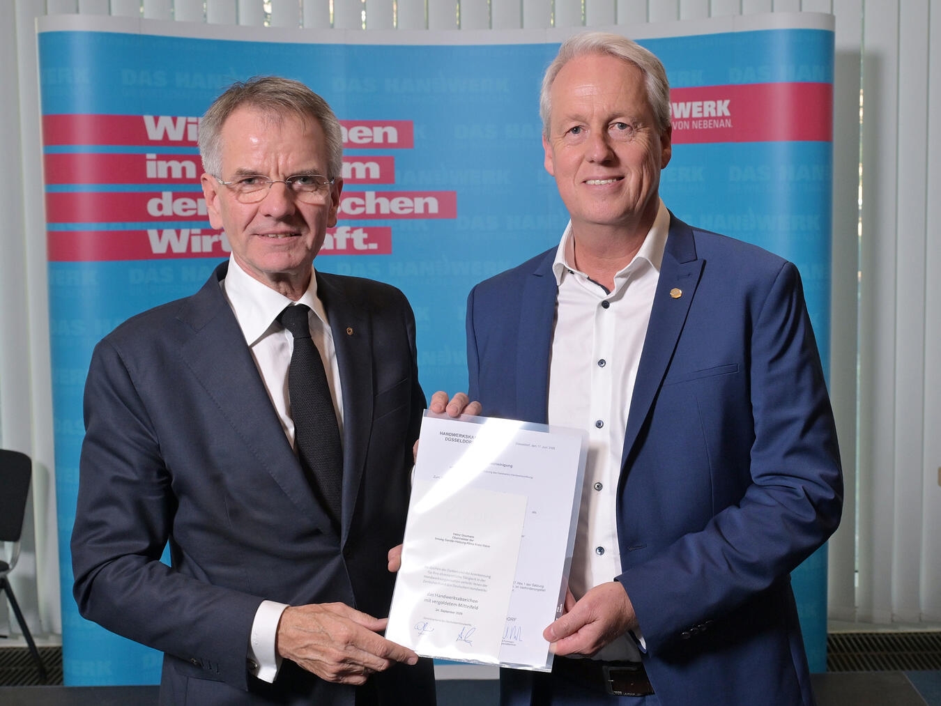 "HWK-Präsident Andreas Ehlert mit Obermeister Heinz Goumans bei der Wahl, Handwerkskammer, Foto von Wilfried Meyer"