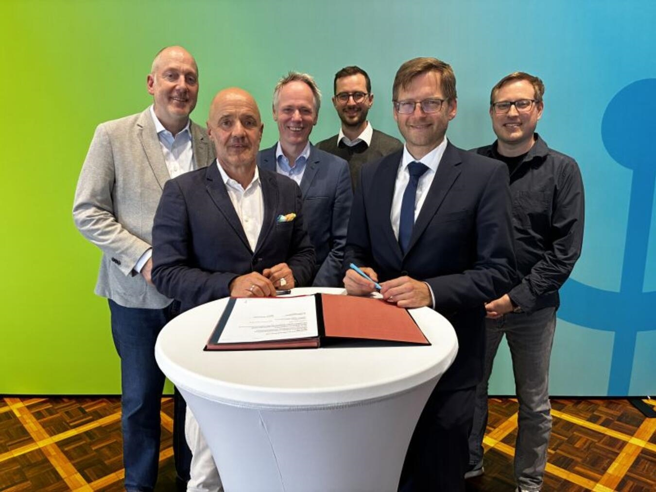 IHK-Geschäftsführer Organisation Jörg Sinnig, IHK-Hauptgeschäftsführer Dr. Stefan Dietzfelbinger, IHK-Geschäftsführer Ocke Hamann, NRWS-Studienkoordinator Raphael Moser, NRWS-Direktor Prof. Dr. Andreas Blätte und NRWS-Geschäftsführer Markus Hoffmann. Foto: Niederrheinische IHK