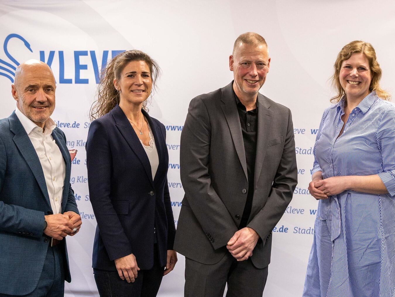 IHK-Hauptgeschäftsführer Dr. Stefan Dietzfelbinger, Verena Rohde, Wirtschaftsförderin der Stadt Kleve, Bürgermeister Markus Dahmen und Eva Folkerts, Regionalleiterin der Niederrheinischen IHK (v.l.) tauschten sich aus. Foto: Stadt Kleve