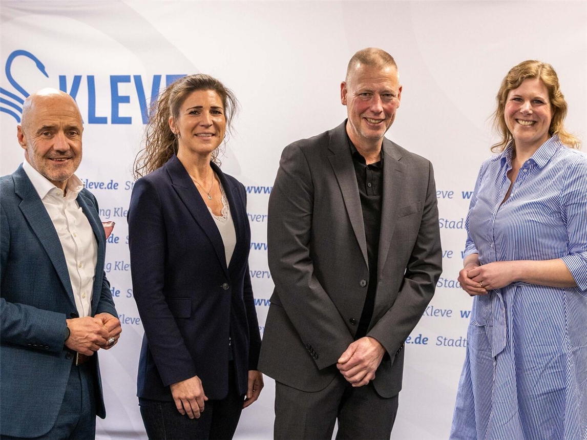 IHK-Hauptgeschäftsführer Dr. Stefan Dietzfelbinger, Verena Rohde, Wirtschaftsförderin der Stadt Kleve, Bürgermeister Markus Dahmen und Eva Folkerts, Regionalleiterin der Niederrheinischen IHK (v.l.) tauschten sich aus. Foto: Stadt Kleve