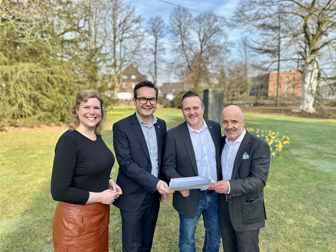IHK-Regionalleiterin Eva Folkerts, Bürgermeister Sven Kaiser, Wirtschaftsförderer Stefan von Laguna und IHK-Hauptgeschäftsführer Dr. Stefan Dietzfelbinger.Foto: Terhorst / Stadt Geldern