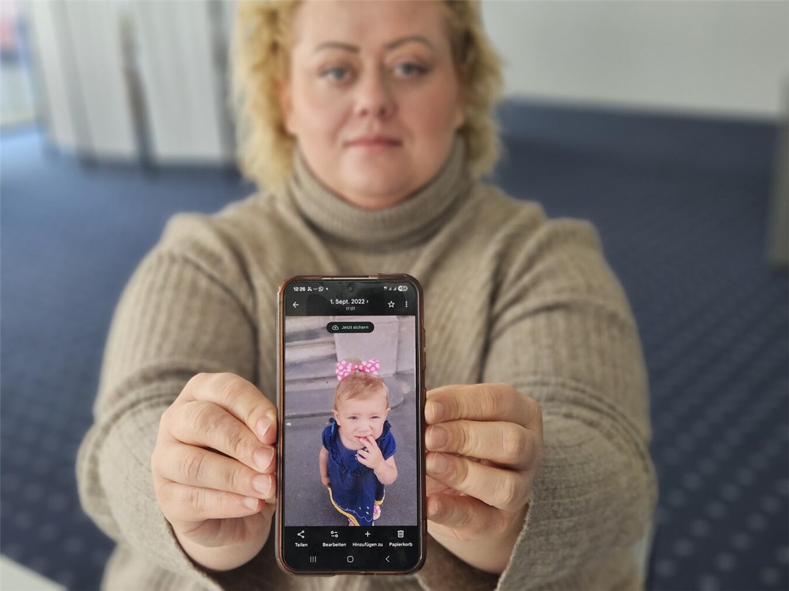 Ihre Nichte kannte Marta Selimi bislang nur von Fotos. Auf der Beerdigung hat sie die kleine Isabella zum ersten Mal gesehen. NN-Foto: vs