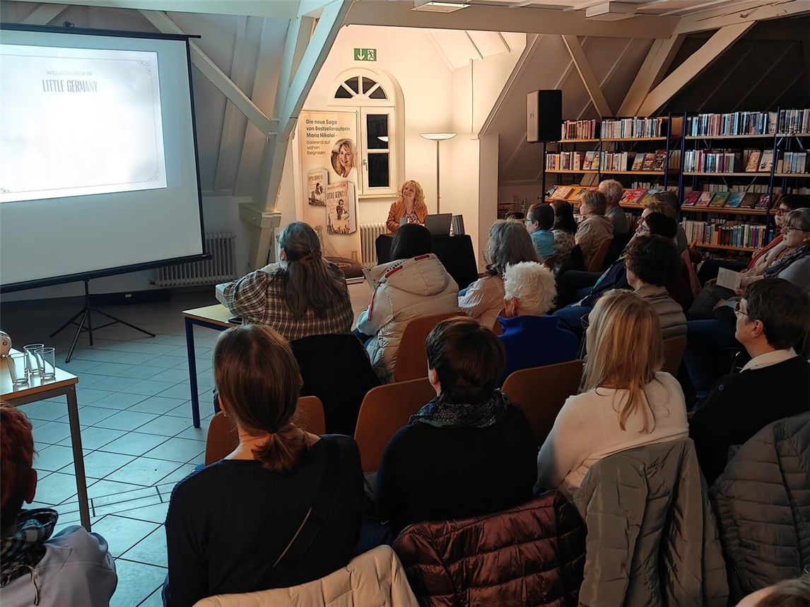 Ihren Roman „Der Duft der Neuen Welt“ stellte Maria Nikolai in der Stadtbücherei Rees vor. Foto: Stadt Rees