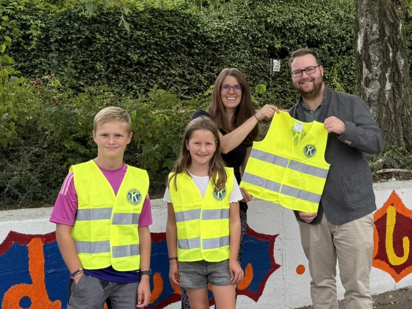 Ilka Kendziorra, stellvertrende Schulleiterin der Grundschule Hartefeld, freut sich über die Warnwesten, die von Präsident Lucas van Stephoudt übergeben worden sind. Foto: Kiwanis Club